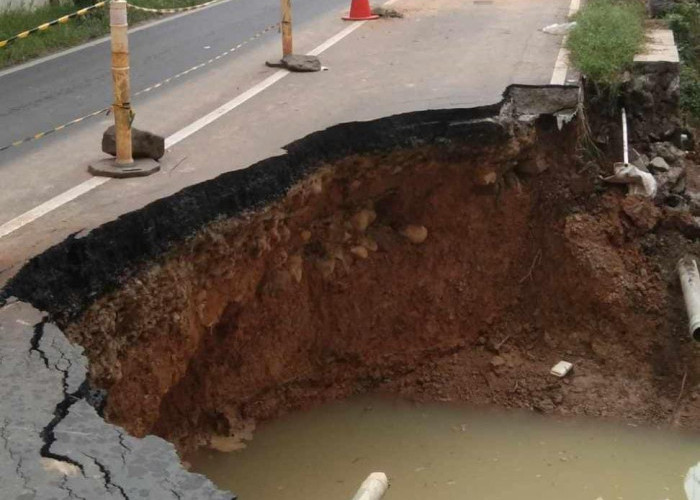 Ruas Jalan Wisata Negeri Diatas Awan Longsor