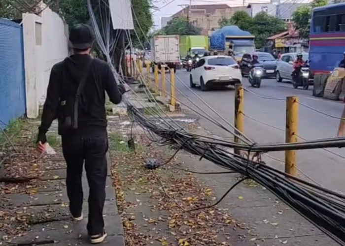Kesemrawutan Kabel di Tepi Jalan Raya Serang, Kecemasan Warga yang Tak Kunjung Terurai