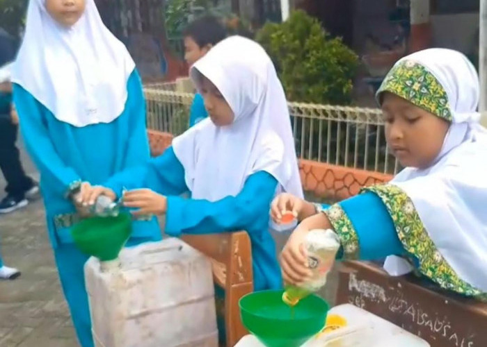 Siswa SDN Gelam Jaya Sedekah Minyak Jelantah