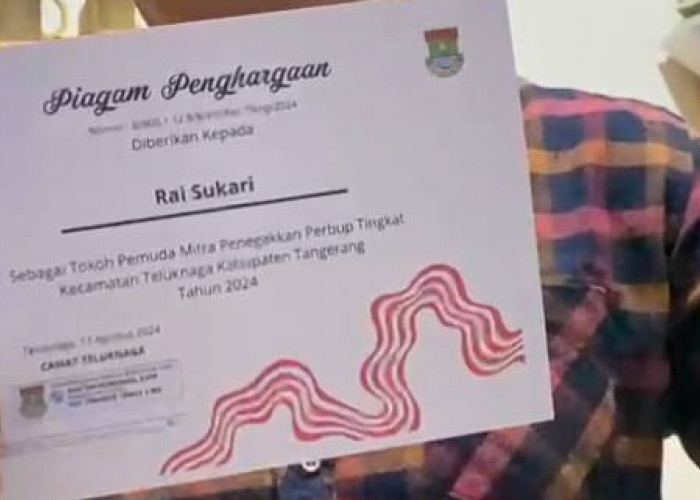 Camat Teluknaga Berikan Penghargaan kepada Tokoh Pemuda Mitra Penegakkan Perbup