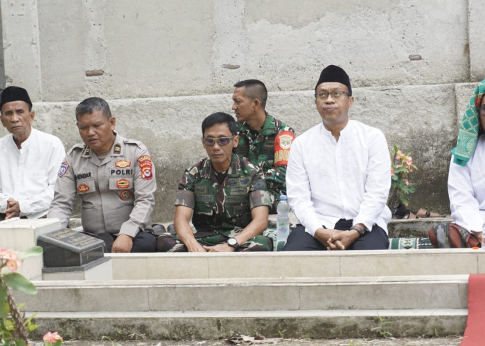 Forkopimcam Ziarah ke Makam Camat Pertama Rajeg di Kampung Batu Nunggul