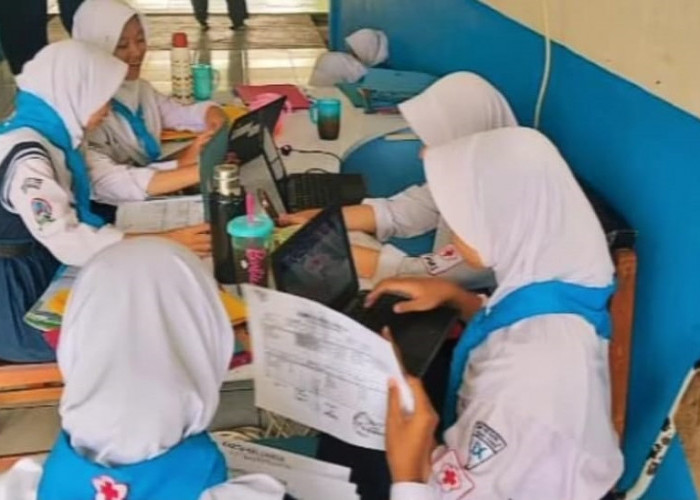 PMR SMPN 4 Pasar Kemis Bantu Periksa Kesehatan Siswa 
