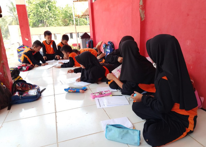 Puluhan Siswa SDN 1 Sankanmanik Belajar di Lantai