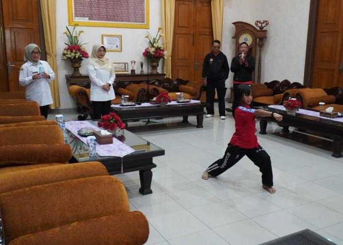 Dewi Berikan Uang Pembinaan Atlet Berprestasi