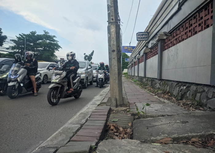 Jalan Raya Cipondoh Belum Ramah Disabilitas, Jalur Pemandu Banyak Terhalang Tiang