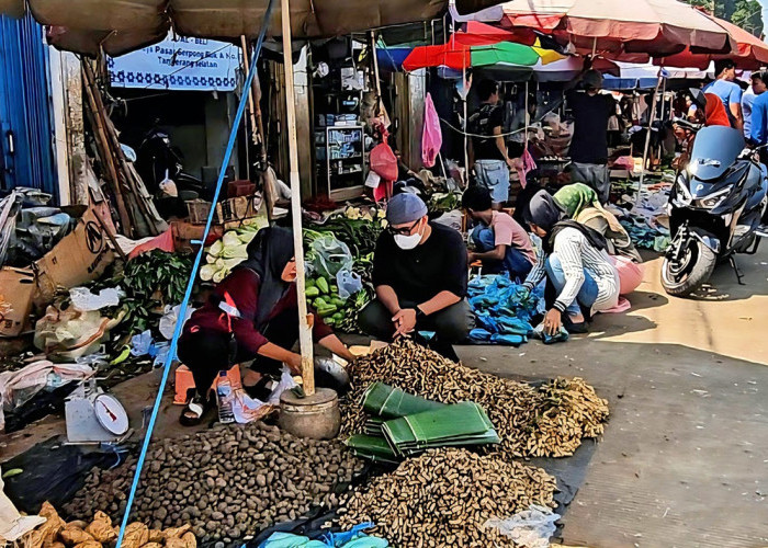 Sidak Pasar, Pilar Nyaru Jadi Pembeli Sayur
