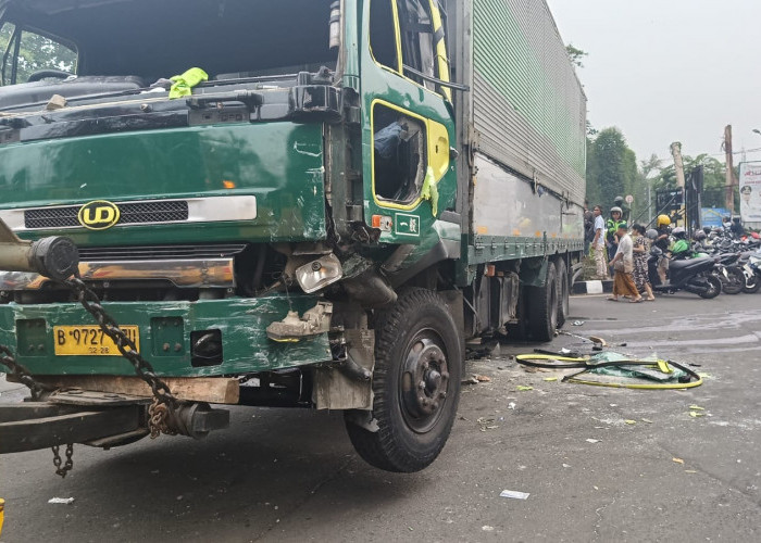 Truk Kontainer Membabibuta Tabrak Puluhan Motor di Kota Tangerang 