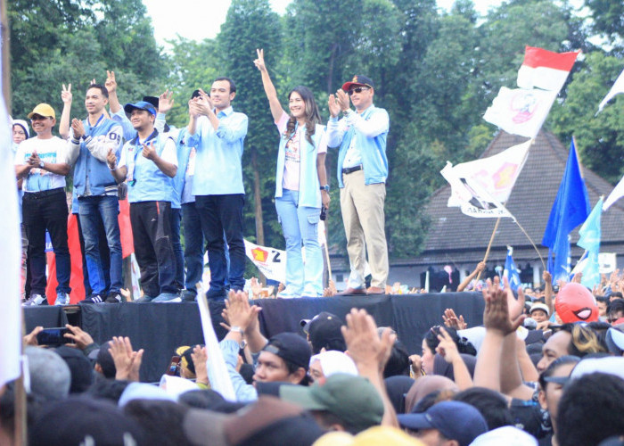 Ribuan Pendukung Prabowo-Gibran Tumpah di Alun-alun Kota Tangerang 