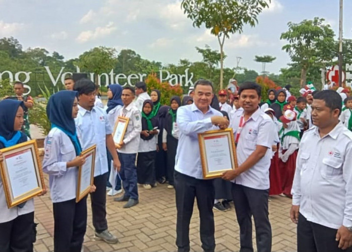 Kecamatan Mekar Baru Raih Penghargaan PMI Paling Aktif