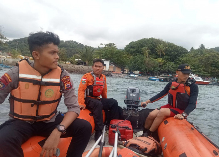 Nelayan Binuangeun Kabupaten Lebak Hilang Terseret Ombak