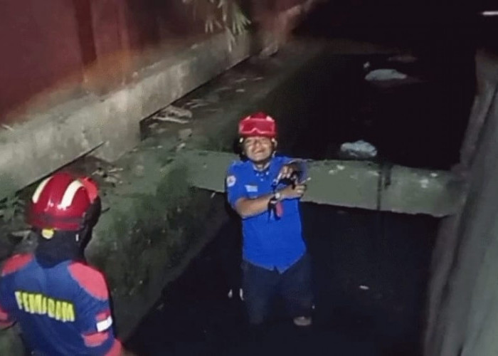 Petugas Damkar Turun ke Drainase Cari Kunci Mobil 