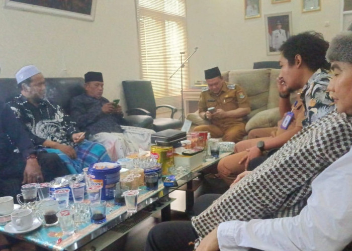 PJ Kades Klarifikasi Tuduhan ‘Selingkuh’