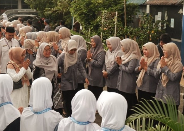 Pisah Sambut Kepala SMPN 1 Curug, Penuh Haru Lepas Sosok Ibu Menuju Masa Pensiun