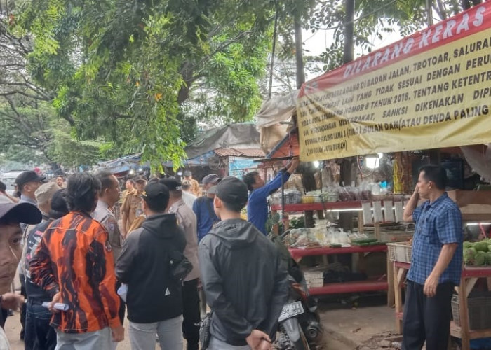 PKL Pasar Lembang Jualan di Trotoar, Kecamatan Ciledug Minta PKL Bongkar Lapak Sendiri