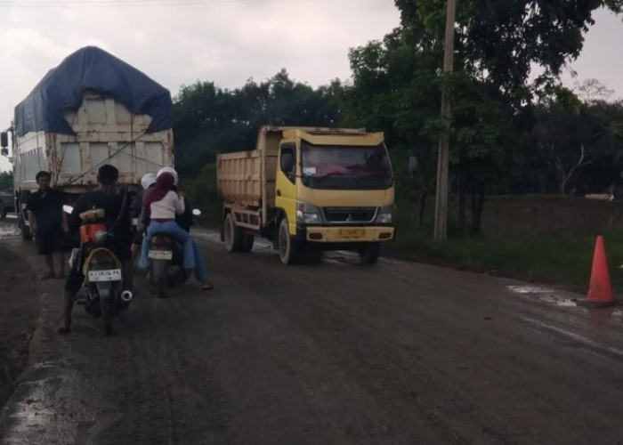 Langgar Jam Operasional, Truk Tambang Diduga “Dibekingi”