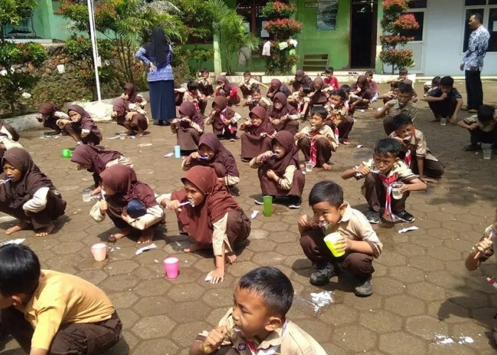 SDN Sukasari I Gosok Gigi Bersama