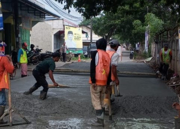 Peningkatan Jalan Betonisasi Jalan Leles Putat Diapresiasi Warga