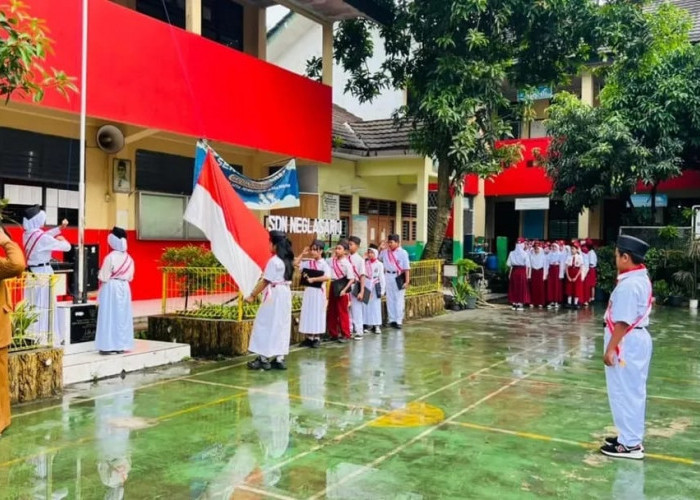 SDN Neglasari 1: Upacara Bendera untuk Tanamkan Sikap Disiplin