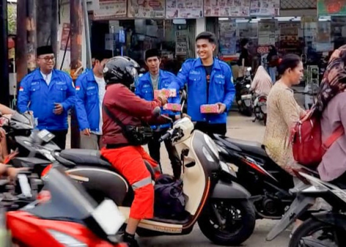 Jelang Waktu Berbuka Puasa, Pengguna Jalan Raya Pasar Kemis - Rajeg Dapat Kejutan Manis