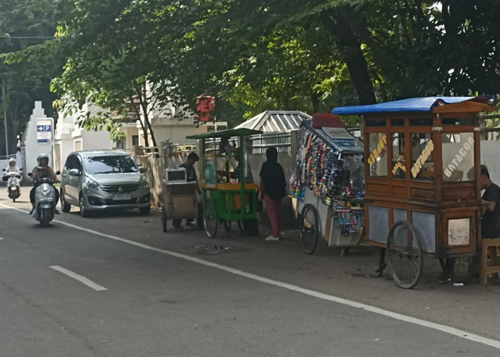 PKL Bandel Kembali Berjualan Di Depan Area Stadion