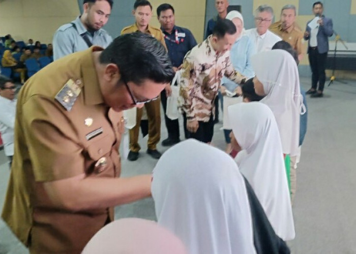 PMI Kota Tangerang Bersama Amway Peduli Serahkan 250 Paket Alat Sekolah dan Permakanan 