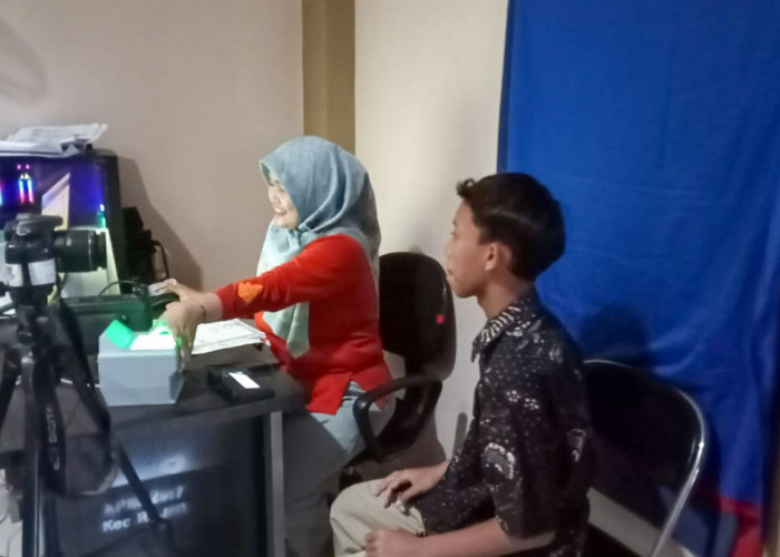 Jelang Pemilu 2024, Pelajar Ikut Perekam KTP Elektronik di Kecamatan Rajeg