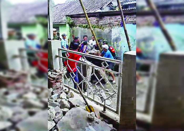 Bangunan Masjid Ambruk, Satu Meninggal Dunia