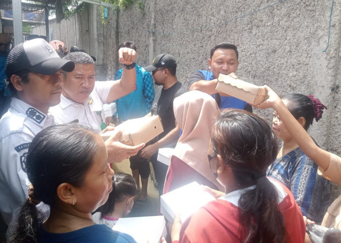 Peduli Korban Banjir, KNPI Kosambi Bagikan Nasi Kotak