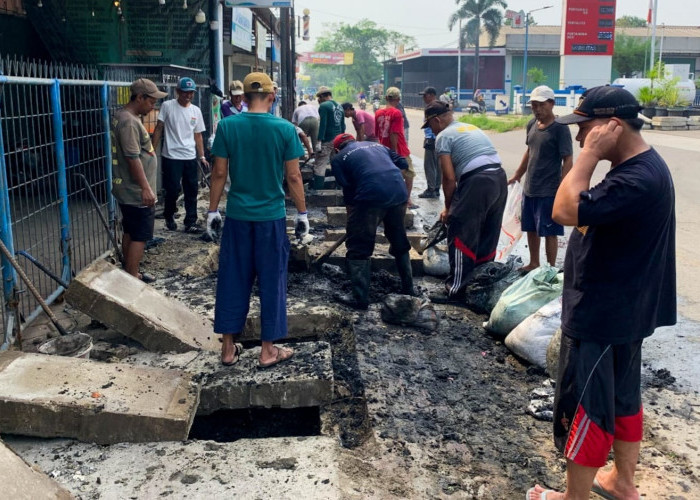 Pemdes Karet Keruk Lumpur Atasi Genangan