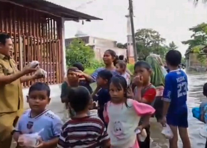 Kepedulian Tak Mengenal Batas Wilayah, Kades Patramanggala Beri Bantuan Korban Banjir ke Warga Desa Tetangga