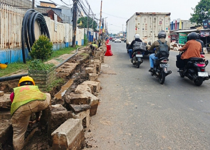 Bekas Galian Pipa dan Kabel Bikin Jalan Rusak 