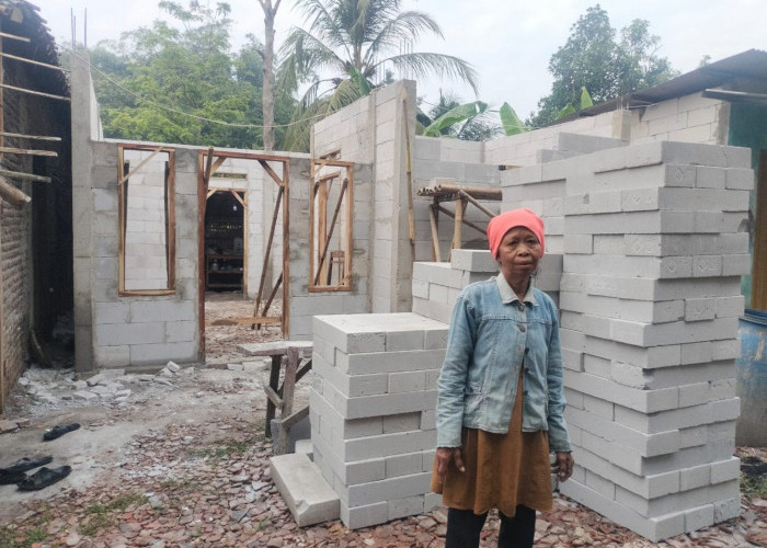 Janda Renta di Sukamulya Dapat Bantuan Bedah Rumah