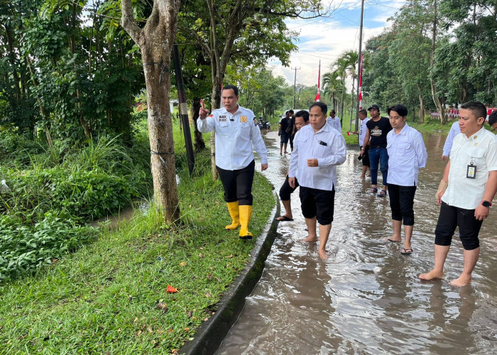 Diguyur Hujan Deras, Halaman Puspemkot Serang Kembali Terendam Banjir