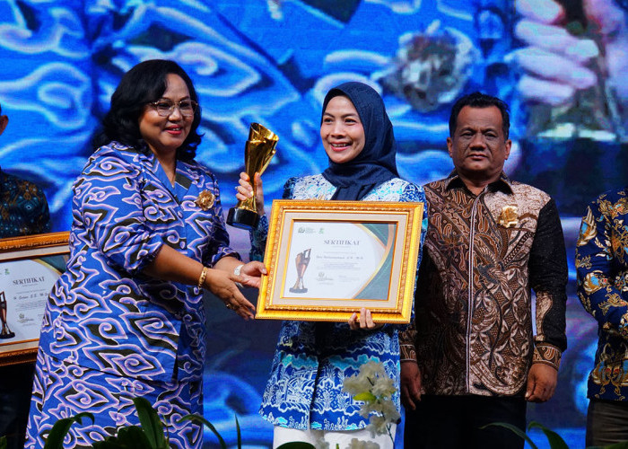 Bupati Zakiyah Raih Penghargaan Pimred Award 