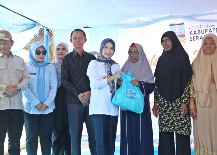 Zakiyah Bagikan Sembako ke Warga Pulo Panjang