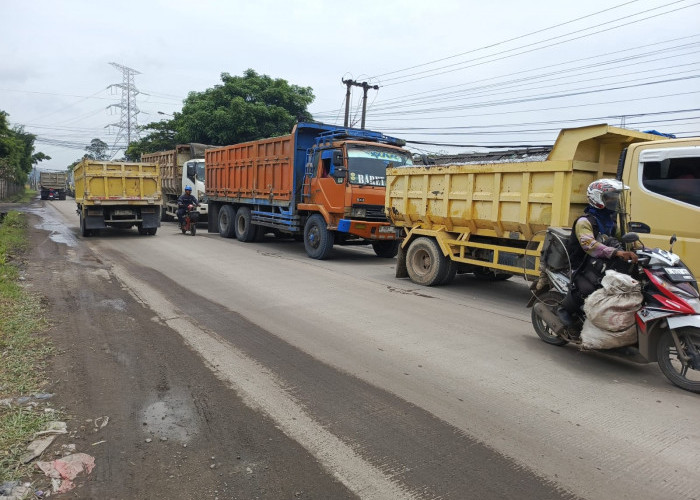 Truk Tambang Kembali Marak di Bojonegara, Camat Harapkan Pemprov Perkuat Pengawasan