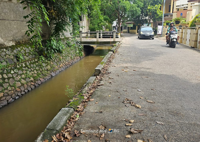 Tak Kuasai Kondisi Jalan, Mobil MPV Masuk Kali di Pondok Cabe Ilir