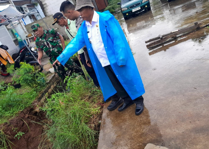 Pengembang Perbaiki Tebing Kali yang Longsor