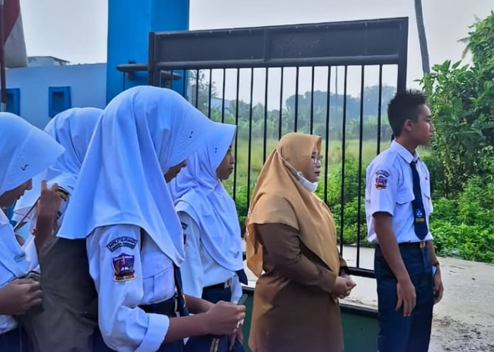 Guru-Guru dan Pengurus OSIS SMPN 3 Teluknaga Sambut Siswa Usai Libur Sekolah