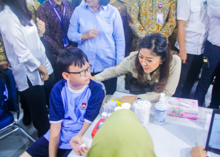 Menteri Komindigi Meutya Hafid Tinjau Cek Kesehatan Gratis Siswa di SMPK Penabur Gading Serpong