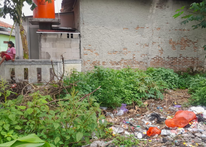 Kades Mekar Sari Jengkel Tanah Kantor Desa untuk Tempat Buang Sampah