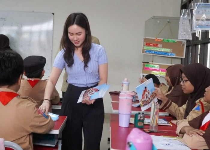 Maria Teresa Bagikan 2.500 Buku Tulis ke Sejumlah Sekolah