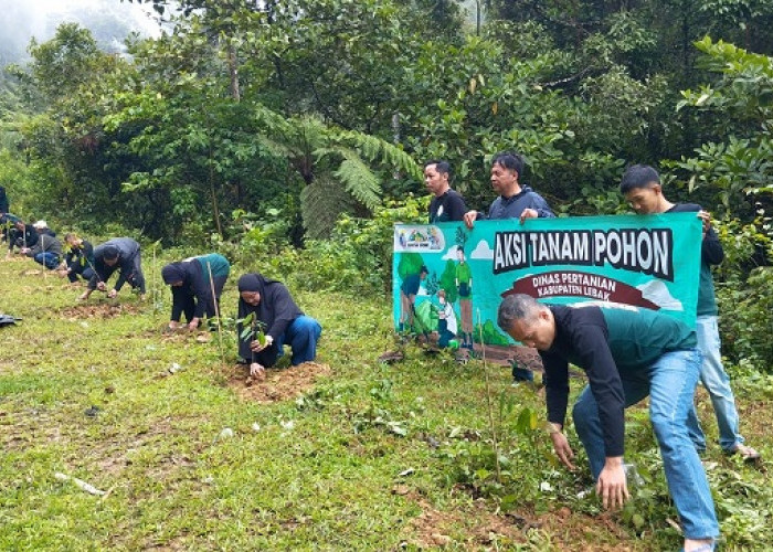 Distan Lakukan Penanaman Pohon Keras di Kawasan Wisata Gunung Luhur