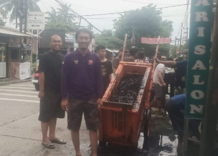 Warga Buaran Jati Kecamatan Sukadiri Gotong Royong Bersihkan Saluran Air