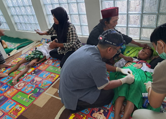 Sambut Tahun Baru, Warga Perum Royal Garden Gelar Khitan Masal dan Santunan Anak Yatim