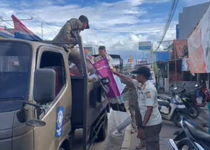 Tindaklanjuti Instruksi Presiden, Ratusan Baliho dan Spanduk Ilegal Ditertibkan