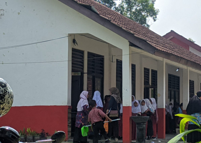 SDN Cikasungka III Perkuat Literasi, Siswa Dibiasakan Membaca 