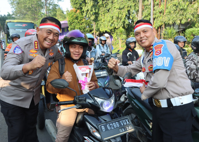 Semangat Kemerdekaan, Dekat Dengan Warga, Kapolresta Tangerang  Bagi-bagi Bendera Merah Putih