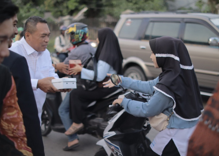 Ketua DPRD Kabupaten Tangerang Sumringah Saat Berbagi Takjil Bersama PWI dan PHRI