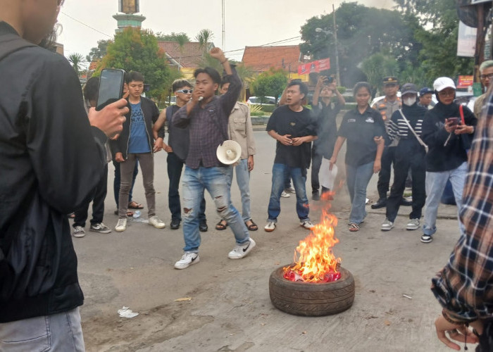 Tak Ditemui Anggota KPU Soal 20 C Hasil yang Hilang, Massa Aksi Bakar Ban Didepan Kantor KPU Kota Serang 